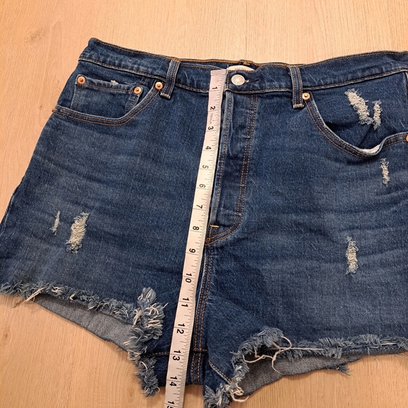 Levi's Medium Wash Distressed Raw Hem Stretchy Ribcage Denim Shorts Size 32 - Picture 8 of 10